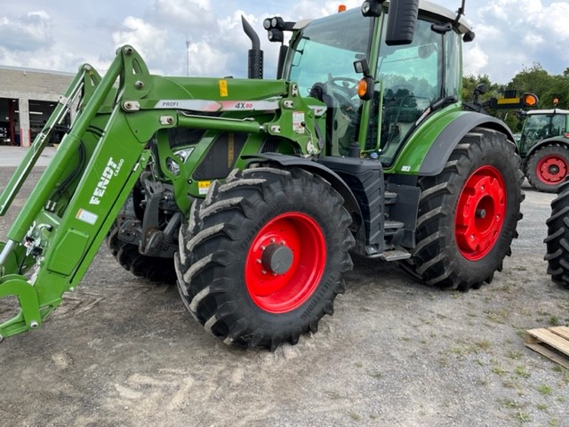 Fendt 512 Tractor with Loader