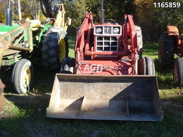 Tractors  International Harvester 584 Tractor Photo