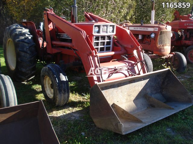 Tractors  International Harvester 584 Tractor Photo