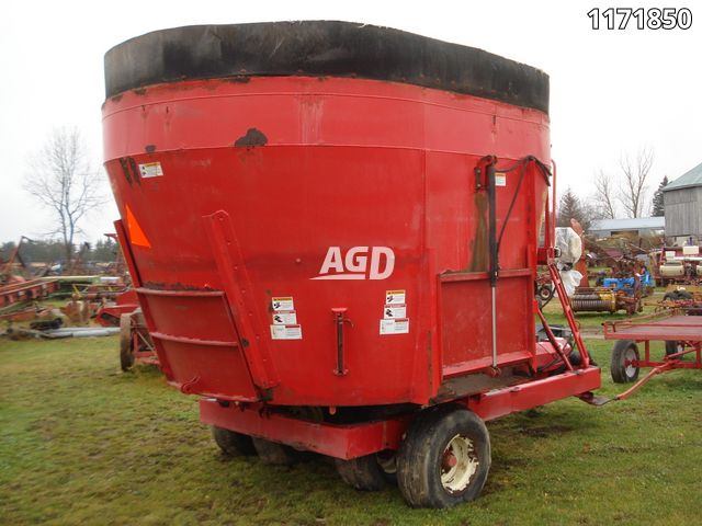 Hay/Forage/Livestock  NDE 804 TMR Mixer Photo