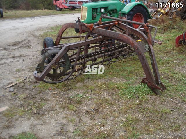 New Idea 400 Rake