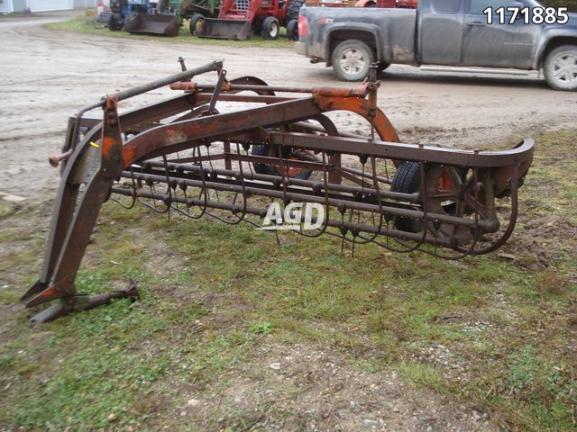 Hay/Forage/Livestock  New Idea 400 Rake Photo