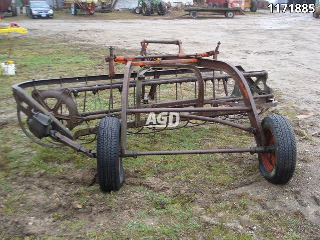 Hay/Forage/Livestock  New Idea 400 Rake Photo