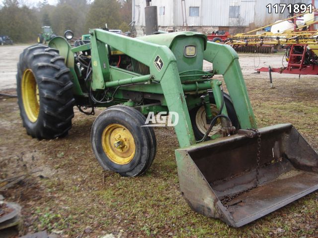 Tractors  John Deere 2120 Tractor Photo