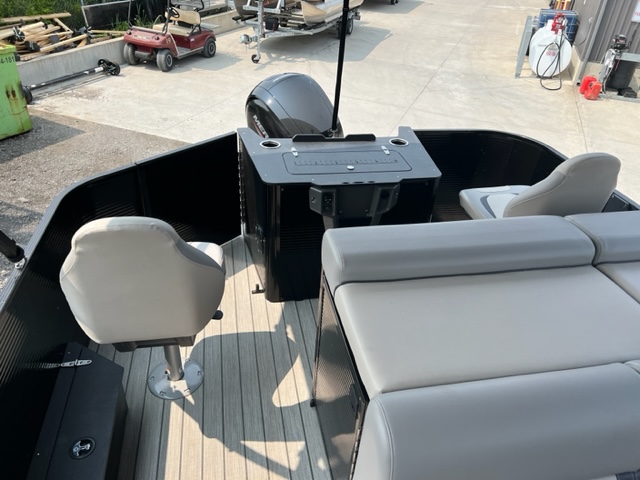 Princecraft Boats  Used 2022 Princecraft Sportfisher 25 LX Pontoon Boat Photo