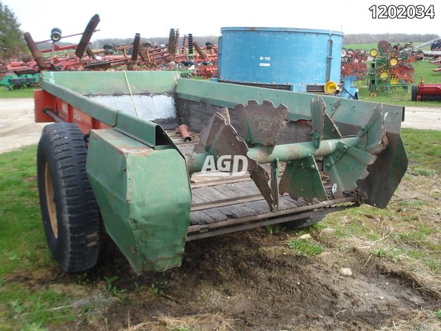 Manure Equipment  New Idea 212 Manure Spreader Photo