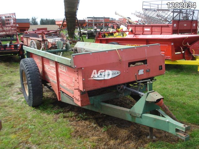 Manure Equipment  New Idea 212 Manure Spreader Photo