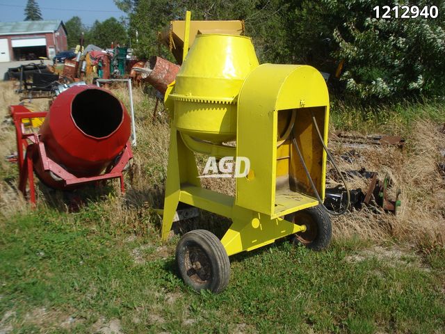 Construction  Pull Type Cement Mixer Photo