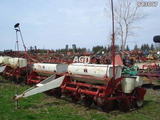 International 56 Planter