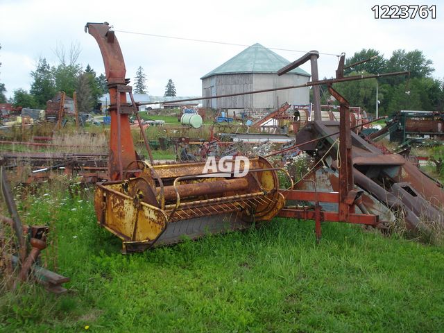 Harvesting Equipment  New Holland 717 Forage Harvester Photo