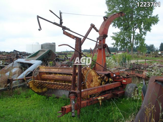 Harvesting Equipment  New Holland 717 Forage Harvester Photo