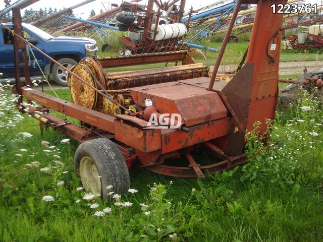 Harvesting Equipment  New Holland 717 Forage Harvester Photo