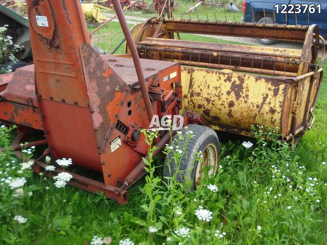 Harvesting Equipment  New Holland 717 Forage Harvester Photo