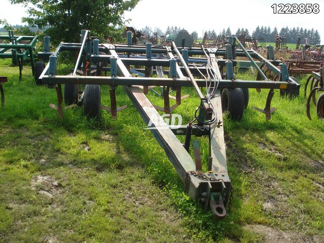 Tillage - Plows  John Deere 1610 Chisel Plow Photo
