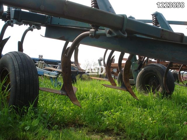 Tillage - Plows  John Deere 1610 Chisel Plow Photo