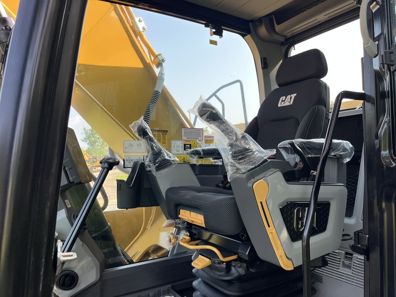 Landscape & Construction  Cat 320 Excavator - We Finance All Types of Credit! Photo