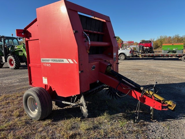 Massey Ferguson 1745 Round Baler