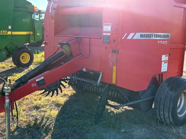 Hay & Forage  Massey Ferguson 1745 Round Baler Photo