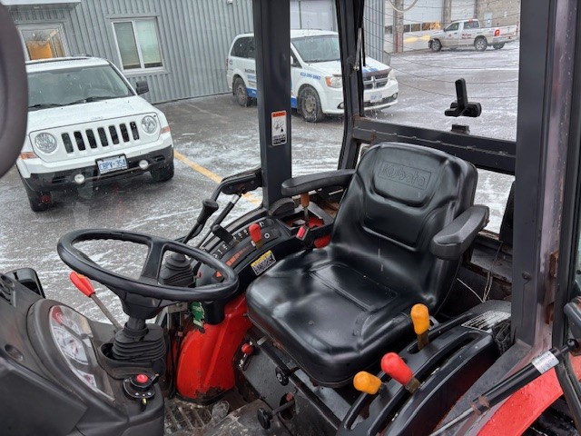 Tractors  Kubota B3000 Tractor & Blade Photo