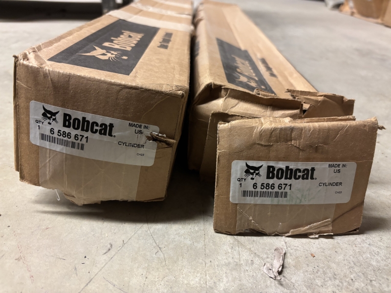 BOBCAT LIFT CYLINDER