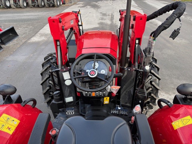 Tractors  Massey Ferguson  4707 Tractor & Loader Photo