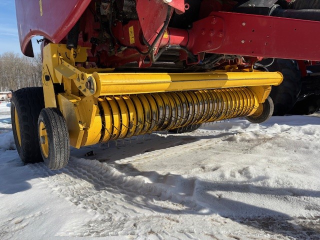 Hay & Forage  New Holland ROLL-BELT450 Round Baler  Photo
