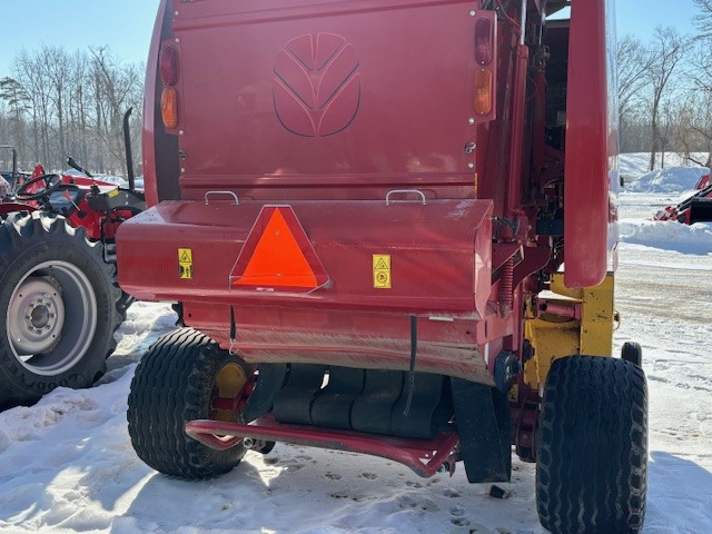 Hay & Forage  New Holland ROLL-BELT450 Round Baler  Photo