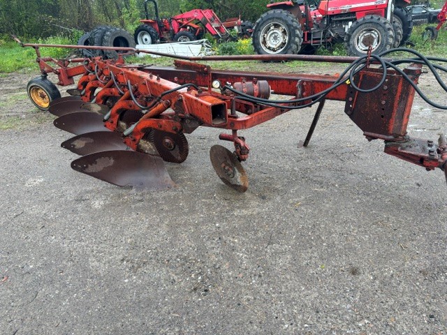 Massey Ferguson 880 Plow