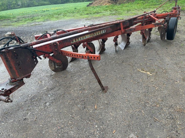 Tillage  Massey Ferguson 880 Plow Photo
