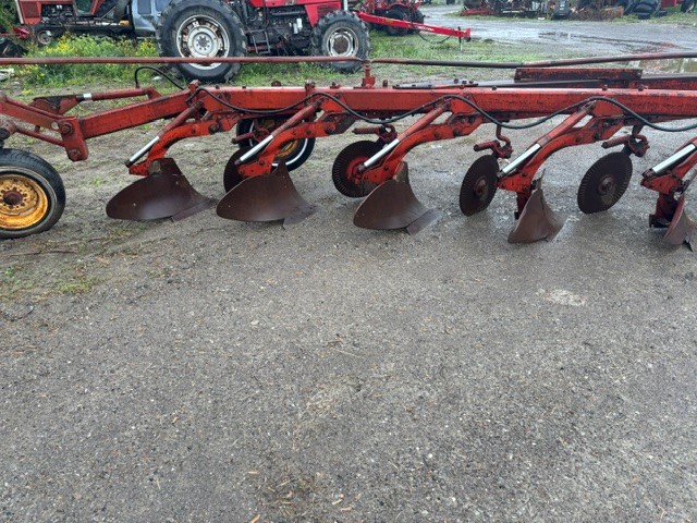 Tillage  Massey Ferguson 880 Plow Photo