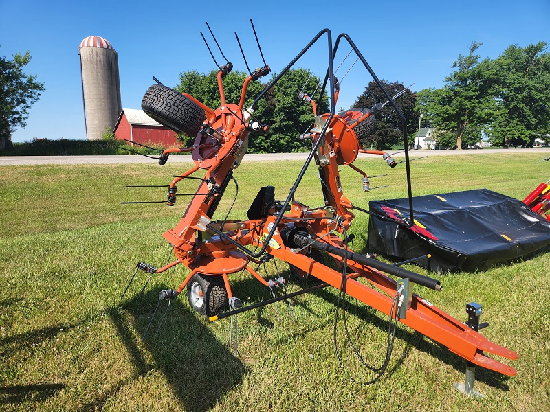 2022 PEQUEA HT4102 HAY TEDDER