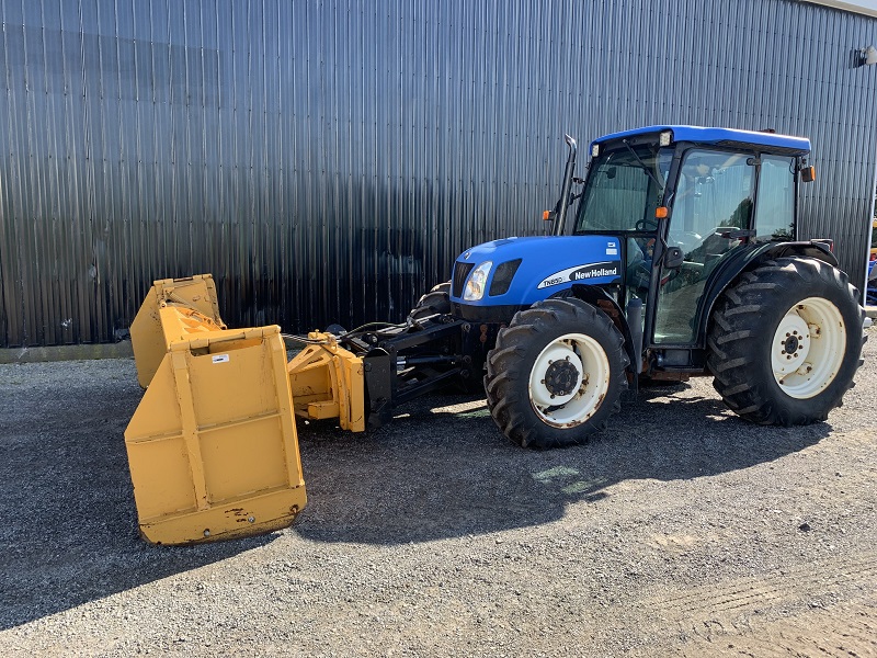 2006 NEW HOLLAND TN85A TRACTOR AND SNOW BLADE