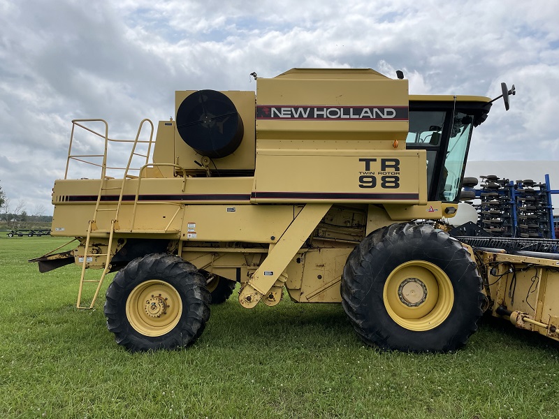 1997 NEW HOLLAND TR98 COMBINE AND FLEX HEAD