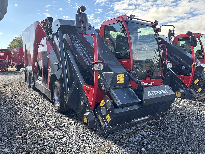 2025 TRIOLIET TRIOTRAC L 2400VL SELF PROPELLED TMR MIXER