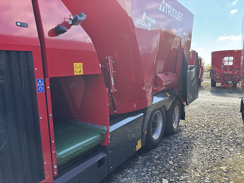 2025 TRIOLIET TRIOTRAC L 2400VL SELF PROPELLED TMR MIXER