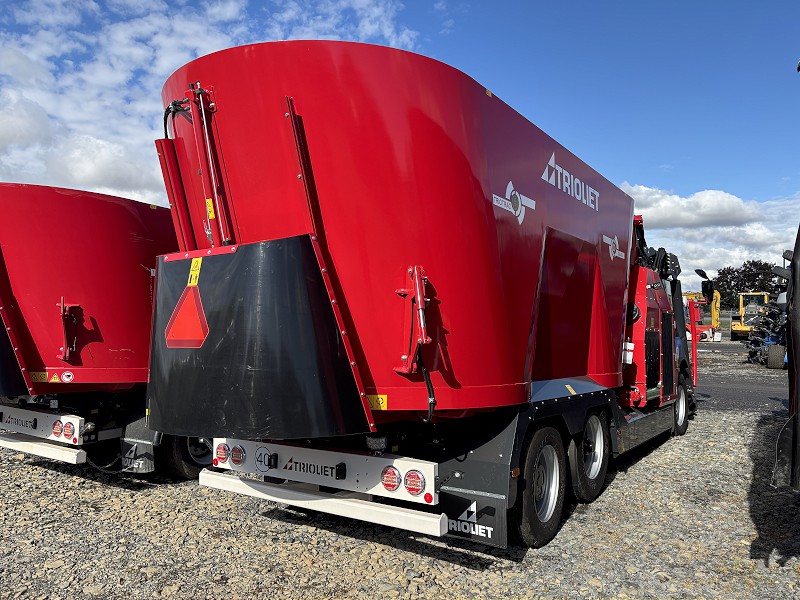 2025 TRIOLIET TRIOTRAC L 2400VL SELF PROPELLED TMR MIXER