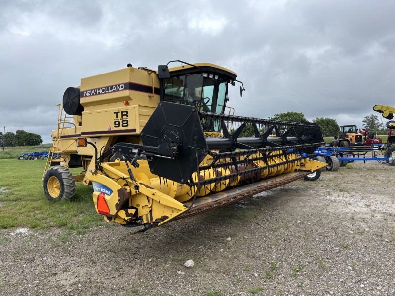 1998 NEW HOLLAND TR98 COMBINE WITH FLEX HEAD