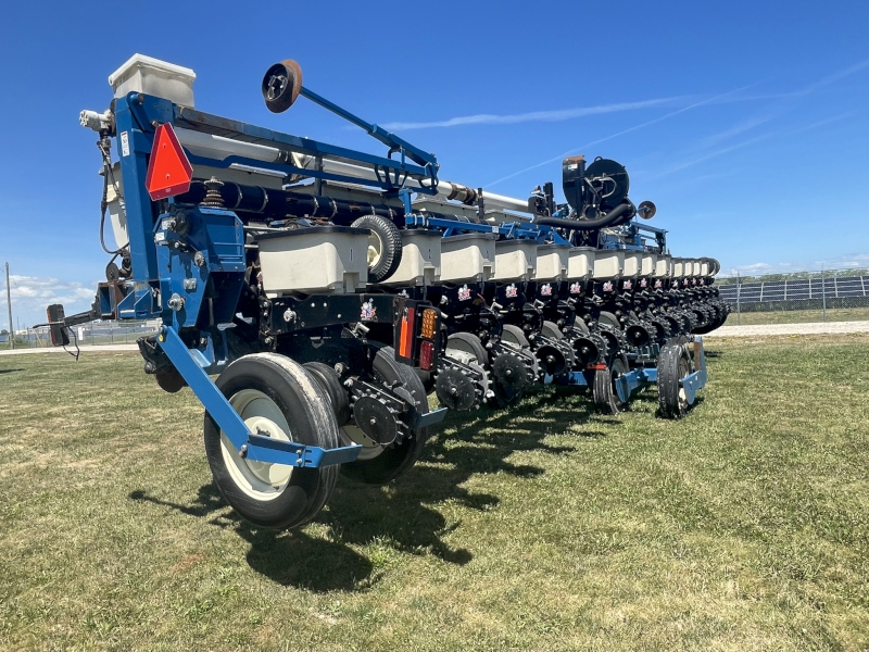 2014 KINZE 3600 16 ROW PLANTER