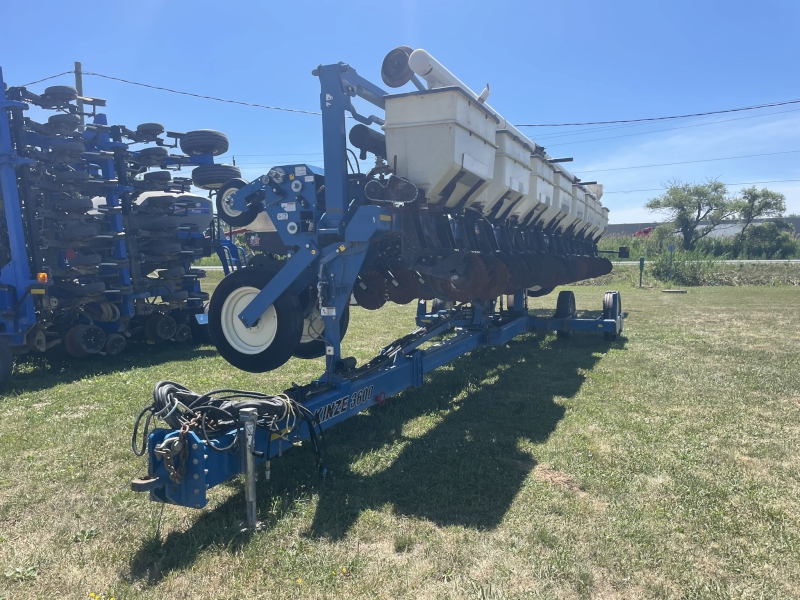 2014 KINZE 3600 16 ROW PLANTER