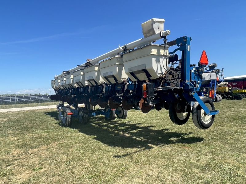 2014 KINZE 3600 16 ROW PLANTER