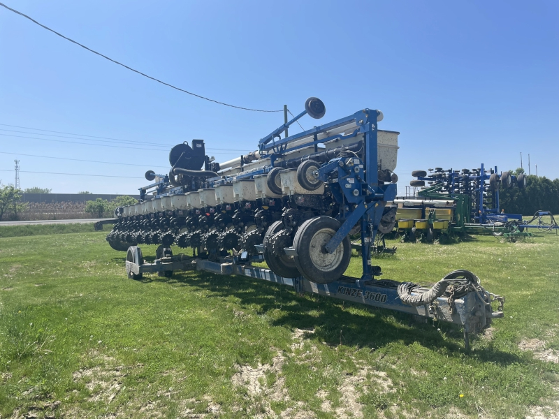 2014 KINZE 3600 16 ROW PLANTER
