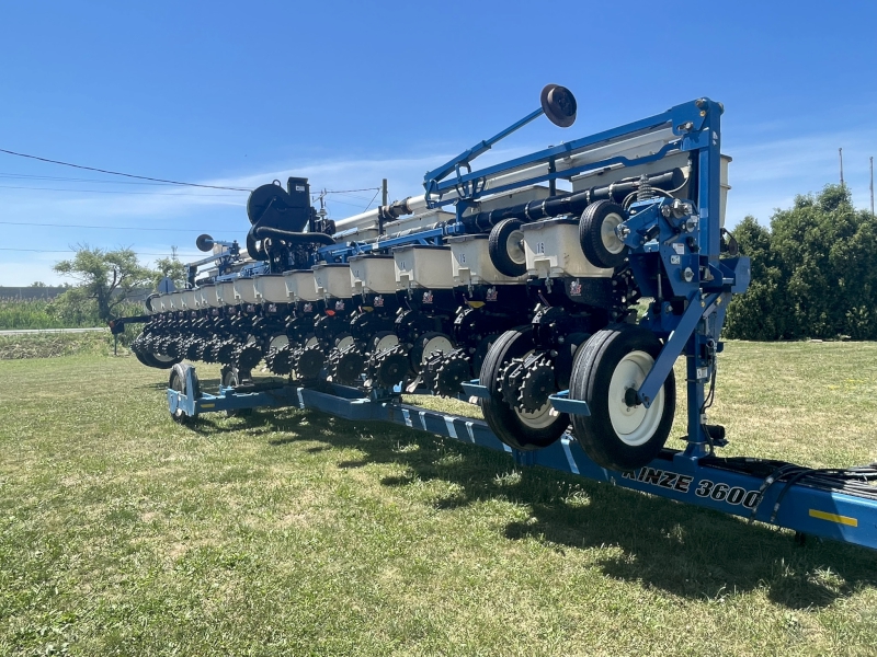 2014 KINZE 3600 16 ROW PLANTER
