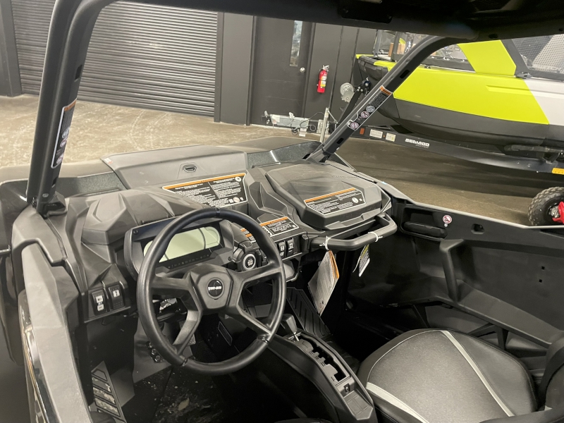 ATV & Utility Vehicles  2025 CAN-AM COMMANDER XT 1000R SIDE BY SIDE Photo