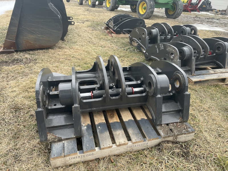 2024 CASE 821 WHEEL LOADER COUPLER