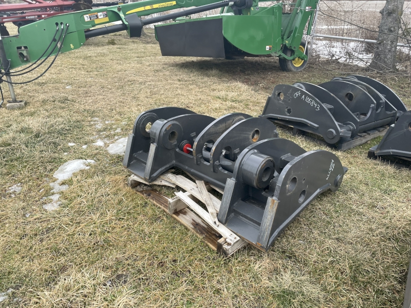 2024 CASE 821 WHEEL LOADER COUPLER