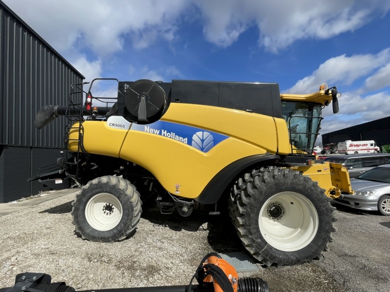 2011 NEW HOLLAND CR9060 COMBINE