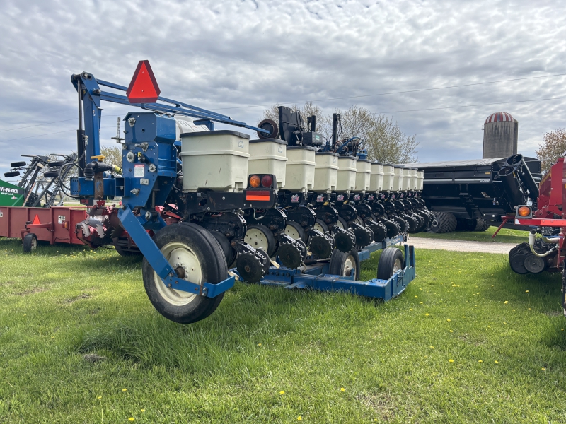 2003 KINZE 3650 12 ROW PLANTER