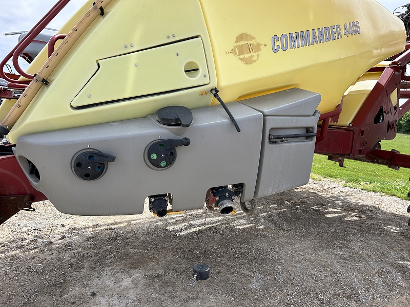 2011 HARDI COMMANDER 4400 PULL TYPE SPRAYER
