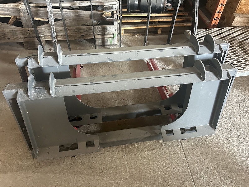 2025 CNH ATTACHMENTS 39 INCH DOUBLE PRONG FORGED BALE SPEAR