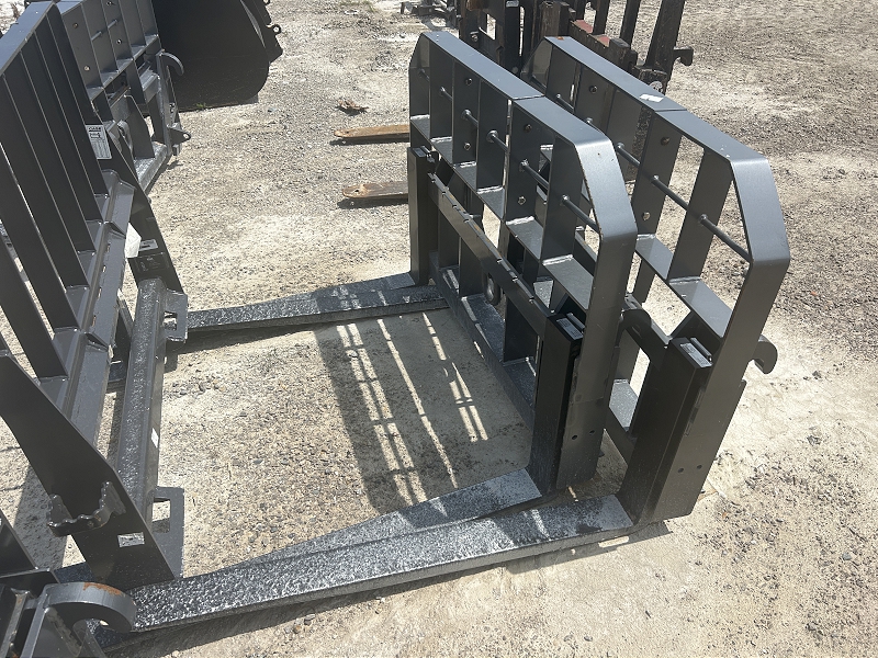 2025 CNH 4000 POUND PALLET FORK
STOCK # A110638